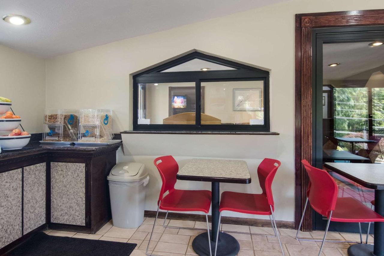 Econo Lodge Pittsburgh I-79 Exterior photo